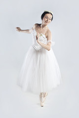 Fototapeta na wymiar Piękne baleriny w białej sukni