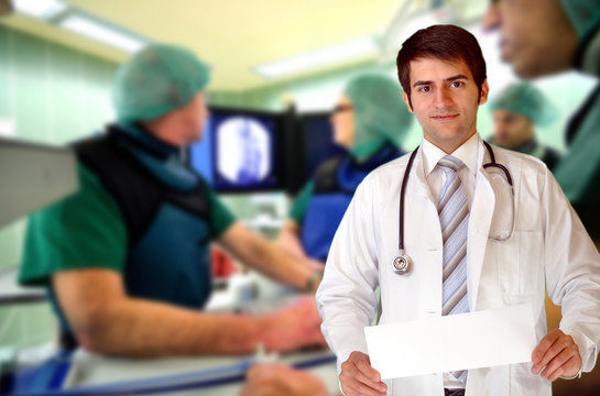 Junger Chirug Junger Arzt mit Schild Endovaskul&auml;re Chirurgie