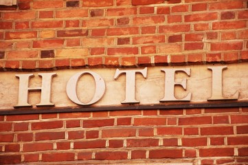Sciana z napisem Hotel