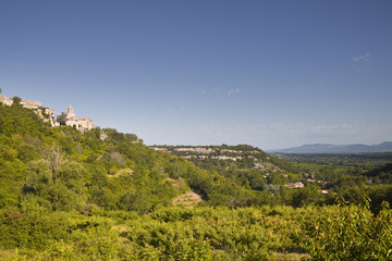 Fototapeta na wymiar The hilltop village of Venasque in Provence