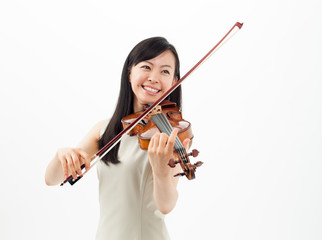 バイオリンを弾く女の子 © naka