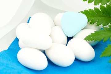 Confetti bianchi con un cuore azzurro