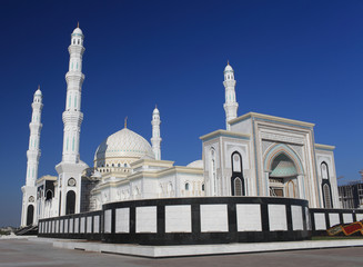 Fototapeta na wymiar beautiful mosque in Astana