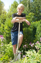 Teenager mit Spaten