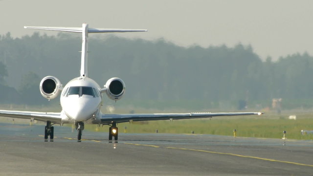 HD - Commercial aircraft on the runway