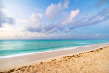 Fototapeta na wymiar Karaiby plaża w Playacar Meksyk