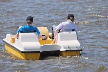 Zwei Teenäger in einem Tretboot