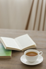 テーブルの上にある紅茶と本