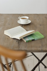 テーブルの上にある紅茶と本