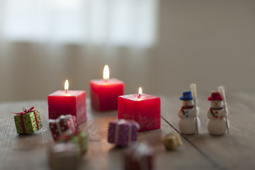 キャンドルと雪だるまの人形