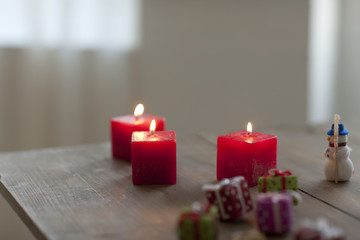 キャンドルと雪だるまの人形