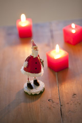 キャンドルとサンタの人形