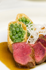 Rinderfilet an Bohnen im Strudelteig