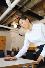 カフェで働く女の子