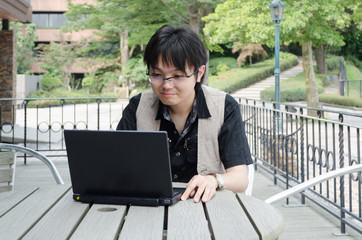 ノートPCと若い男性
