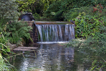 Wasserfall im japanischen Garten