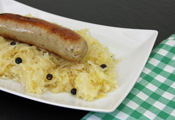 Bratwurst mit Sauerkraut