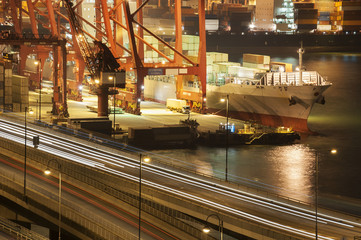 Fototapeta na wymiar handlowy port kontenerowy w Hong Kongu