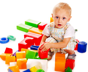 Children play building blocks.