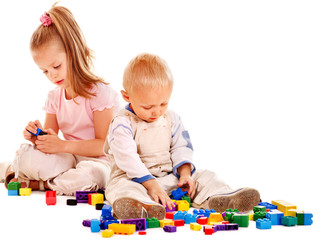 Children play building blocks.