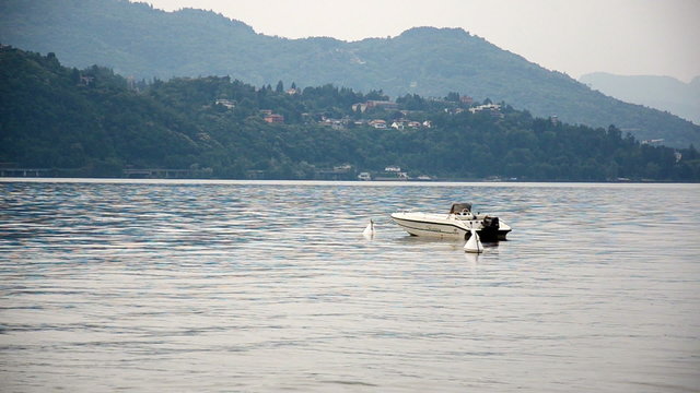 Motorboot auf einem See an der Boje