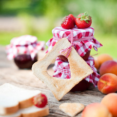 toast und frische konfitüre