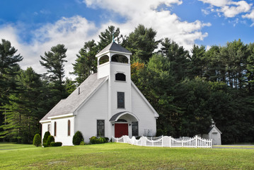 Fototapeta na wymiar Biała kapliczka w Nowej Anglii
