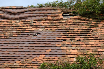 Altes Marodes Ziegeldach