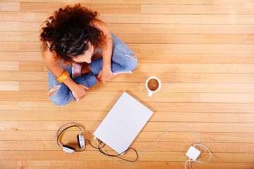 Mädchen mit Elektronik