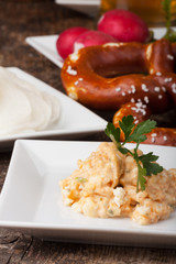 Obaztda und Radi auf kleinen Tellern