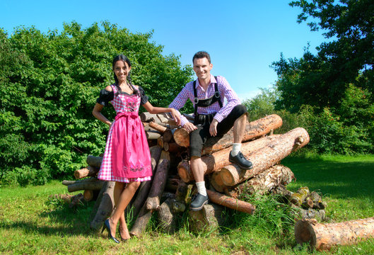 Fr&ouml;hliches Bayerisches Paar mit Lederhosen und Dirndl