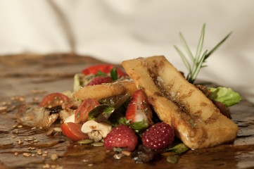 Leche frita con ensalada y frutas
