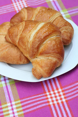 croissant su piatto