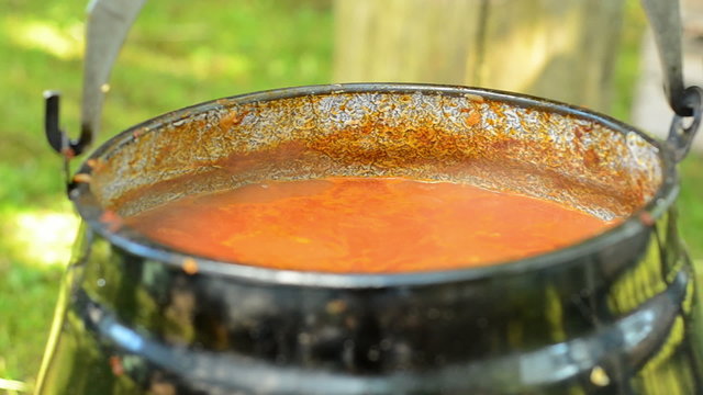 Kesselgulasch auf dem Lagerfeuer