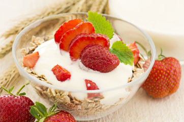 Müsli mit Joghurt und Erdbeeren