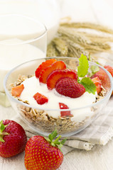 Müsli mit Joghurt und Erdbeeren