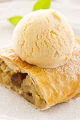 Apfelstrudel mit eis