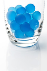 透明のグラスにはいったガラス玉