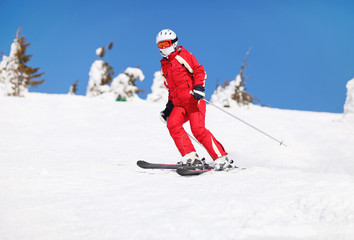 Fototapeta na wymiar Młoda kobieta narciarz na stoku góry