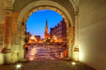 Fototapeta premium Green gate view for city hall of Gdansk at night, Poland