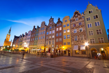 Fototapeta na wymiar Stare miasto w Gdańsku z ratuszem w nocy, Polska
