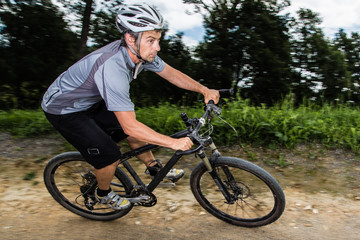 Obraz premium Mountainbiker in der Kurve