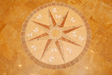 Декор на полу из натурального камня.