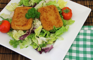 Käse gebacken mit Salat