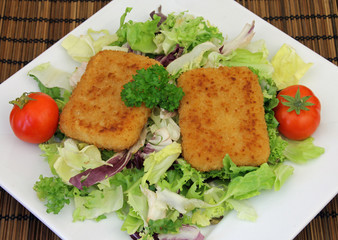 Käse gebacken mit Salat