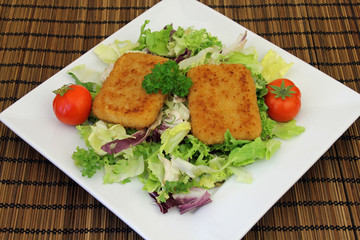 Käse gebacken mit Salat
