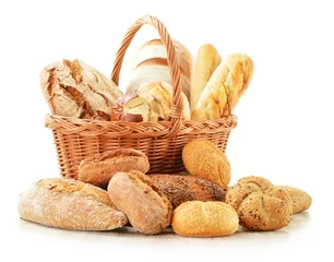 Gordijnen Brood en broodjes in rieten mand die op wit wordt geïsoleerd © monticellllo