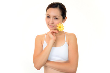 一輪の花と美しい女性