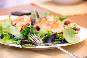 Lettuce salad with fruit