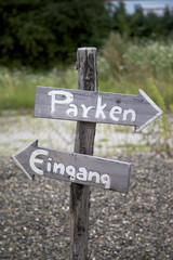 Parkplatzschild und Wegweiser